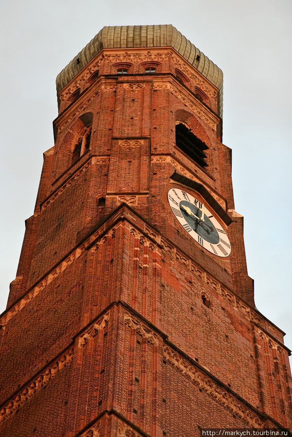 Одна из башен центрального собора Мюнхена — Фрауэнкирхе. Вторая башня была на реставрации и покрыта лесами. К этому времени собор был уже закрыт и мы в него не попали. Мюнхен, Германия