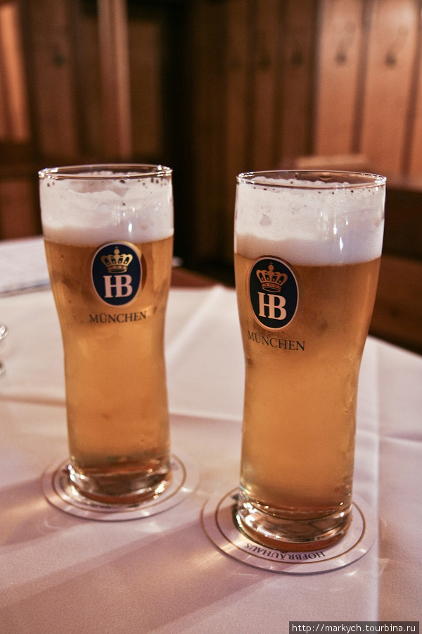 Заглянем внутрь и попробуем местного пива. Это обязательная программа вечера.
В ресторане подается 3 сорта немецкого пива: старейший сорт «Hofbräu Dunkel», хель «Hofbräu Original» и «Münchner Weiße» — все производства пивоварни «Хофброй Мюнхен» , а также готовятся коктейли из пива с лимонадом.

Немного интересных фактов про Хофбройхаус из Википедии:

8 сентября 1908 года в Хофбройхаусе произошёл «Лимонадный скандал»: один из гостей вместо пива заказал лимонад. Управляющий рестораном был вынужден сам обслуживать необычного клиента, так как официанты от этого категорически отказались. Мюнхен, Германия
