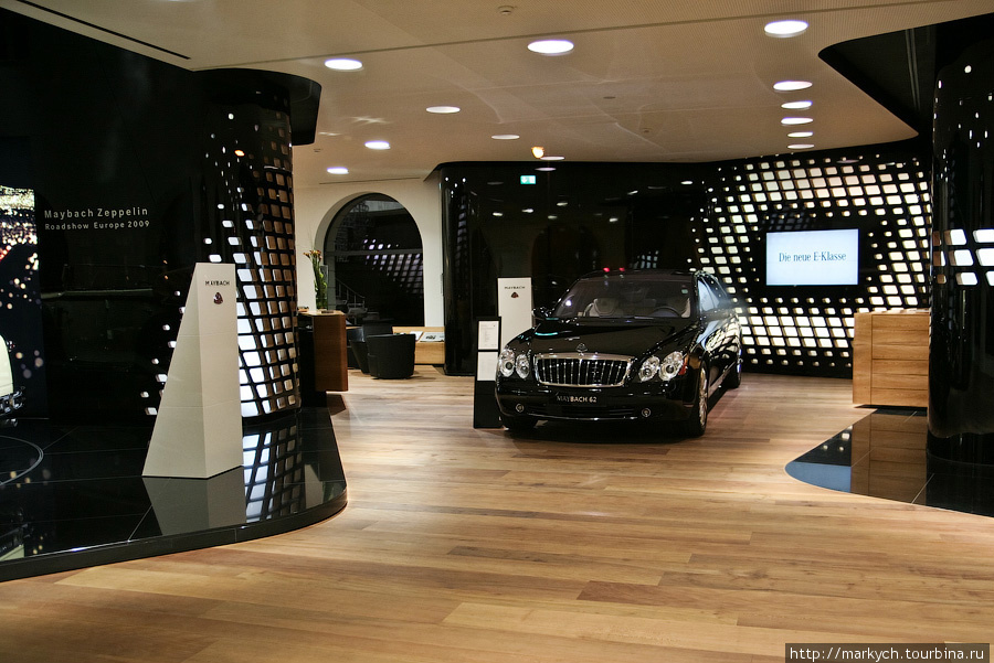 Салон Mercedes-Benz и Maybach в центре города. Мюнхен, Германия