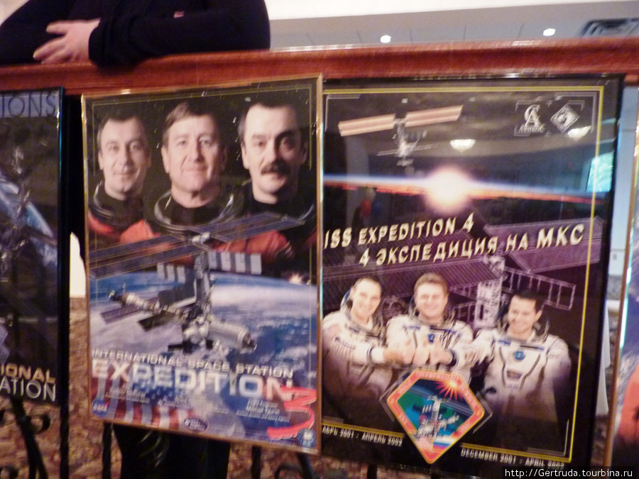 Постеры с фотографиями  космонавтов, участвовавших в различных экспедициях на МКС. Хьюстон, CША