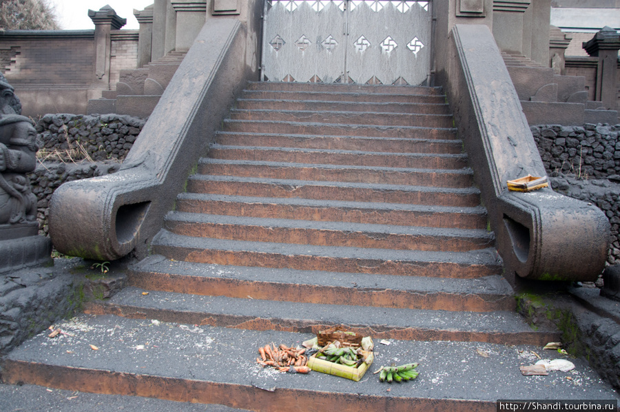 На дверцах святилища вулкана вырезаны свастики. Внизу — остатки жертвенных овощей. Бромо-Тенггер-Семеру Национальный Парк, Индонезия