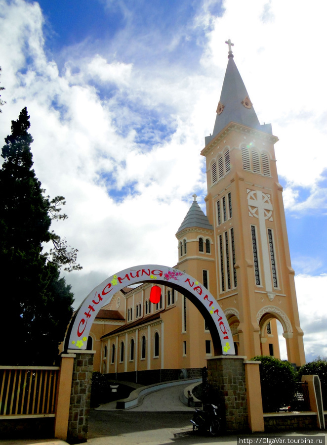 Собор Святого Николая Далат, Вьетнам