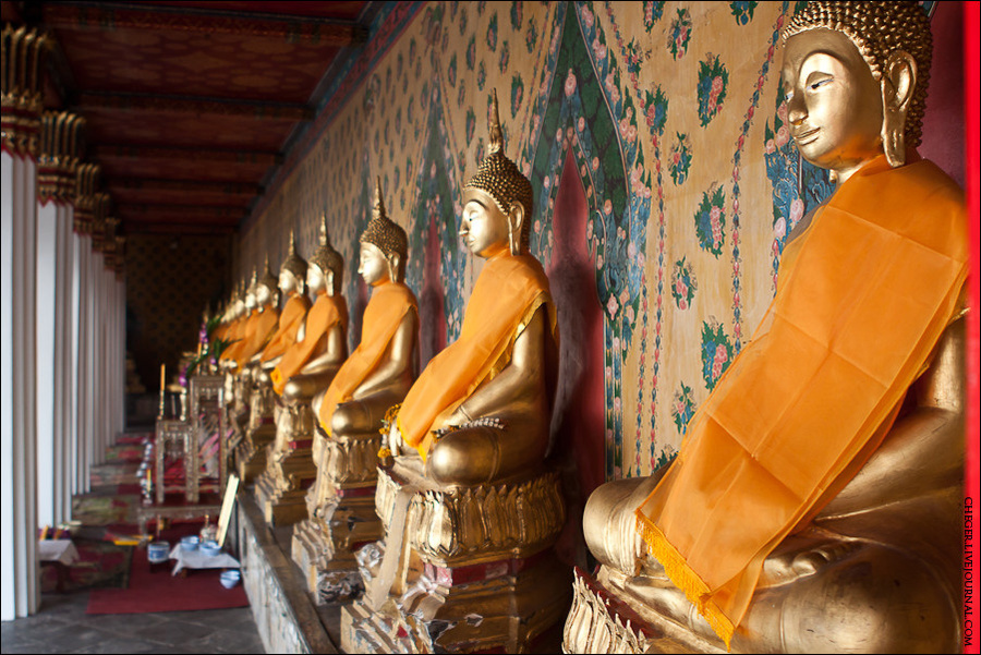 Почти вдоль всех внутренних помещение храма расположены статуи Будды Бангкок, Таиланд