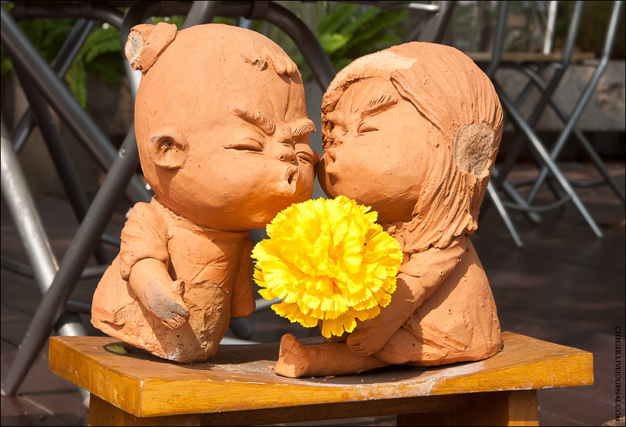 А недалеко от местного кафе красуется вот такая милая скульптура Бангкок, Таиланд