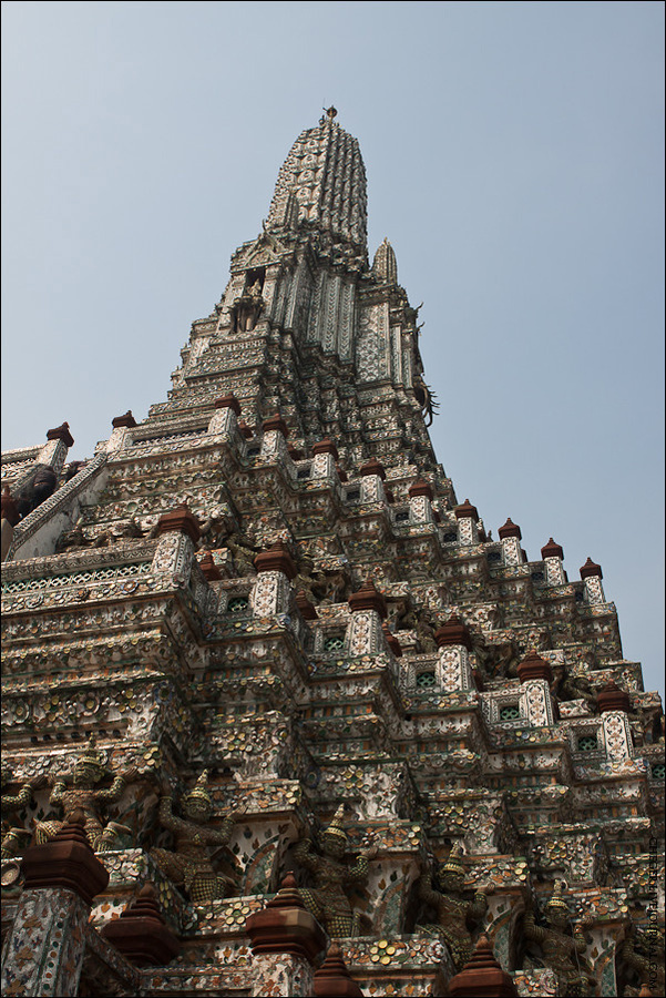 Центральный пранг символизирует гору Меру, а его ярусы – множественность миров. В XIX веке пранг был украшен фарфоровой и керамической мозаикой. Крутая наружная лестница центрального пранга символизирует трудности достижения высших уровней бытия. Бангкок, Таиланд