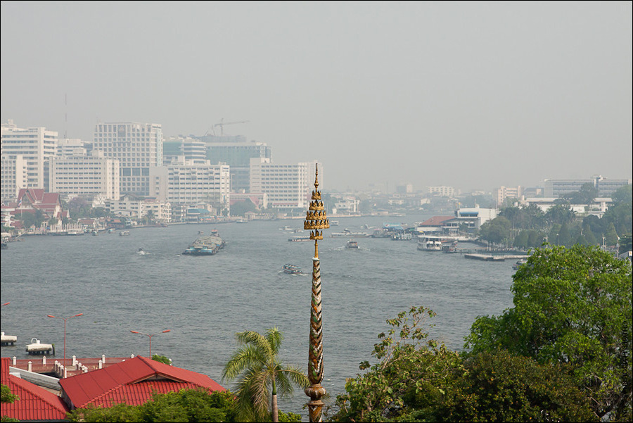 Вид на город с самой высокой точки центрального пранга Бангкок, Таиланд