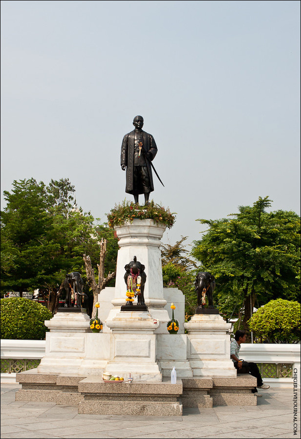 Памятник какому-то гражданину — я так и не понял, написано там было только по-тайски Бангкок, Таиланд