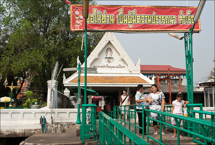 На небольшой лодке туристы прибывают вот на такой причал, за которым начинаются множественные строения храма Бангкок, Таиланд