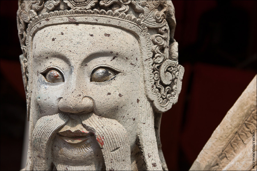 На территории монастыря имеются каменные статуи с изображением бородатых существ в шляпах, привезенные сюда из Китая в XIX веке. Они исполняют роль хранителей храма. Рядом с Ват Пхо расположена декорированная китайской мозаикой библиотека, в которой находятся древние рукописи. Бангкок, Таиланд