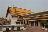 Полное название храма — Wat Phra Chetuphon Vimolmangklararm Rajwaramahaviharn (тайс. วัดพระเชตุพนวิมลมังคลาราม ราชวรมหาวิหาร) или Храм Будды, ожидающего достижения нирваны. Рядом с храмом расположены небольшие святилища с копиями лежачего Будды