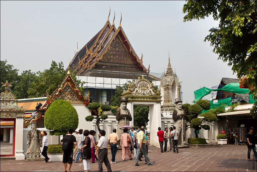 Уникальность Ват По заключается в том, что в храме собраны 394 скульптуры сидящего в разных позах Будды. Они были свезены сюда из многих, сейчас уже разрушенных храмов Юго-Восточной Азии.
Photobucket Бангкок, Таиланд