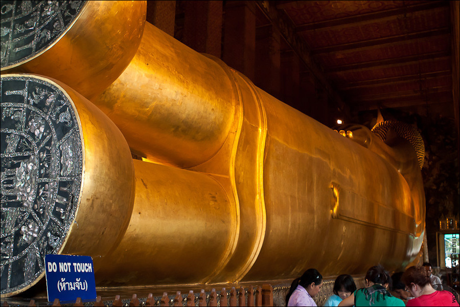 Отдыхающий Будда возлежит в относительно небольшом для такой огромной статуи здании. Принц Сиддхартха Гаутама изображен в момент, произошедший, согласно летописям в 543 году: именно тогда он завершил череду из 550 перерождений и достиг нирваны. Сама скульптура сделана из кирпича и цемента и покрыта сотнями золотых пластинок. Бангкок, Таиланд