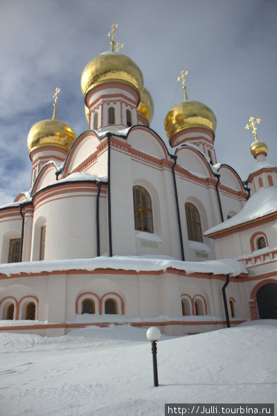 Величественное озеро и Валдайский Иверский монастырь Валдай, Россия