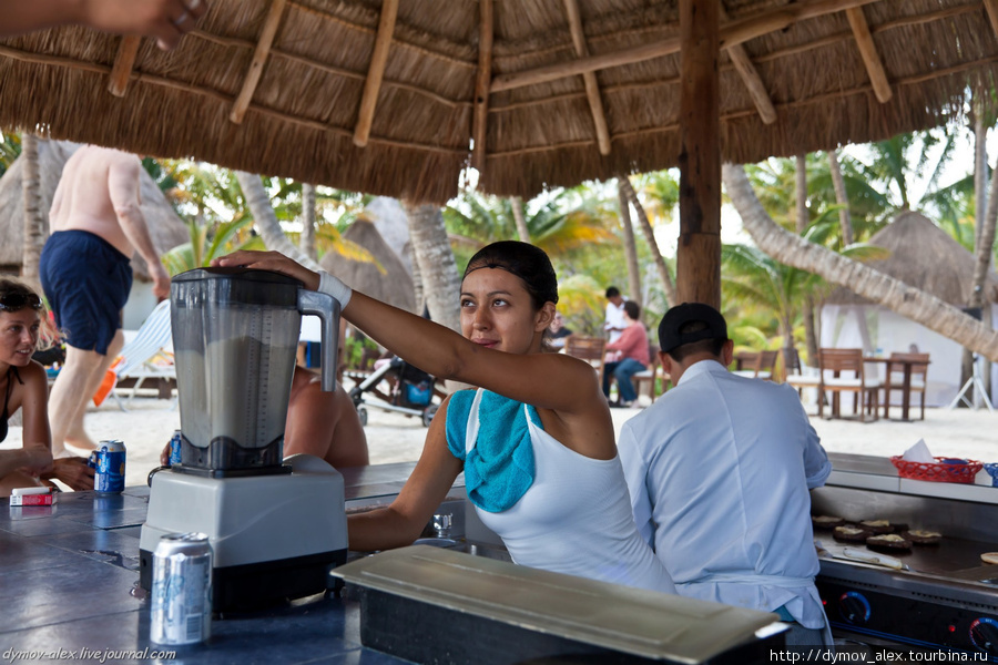 Бармен кафе на пляже Мексика