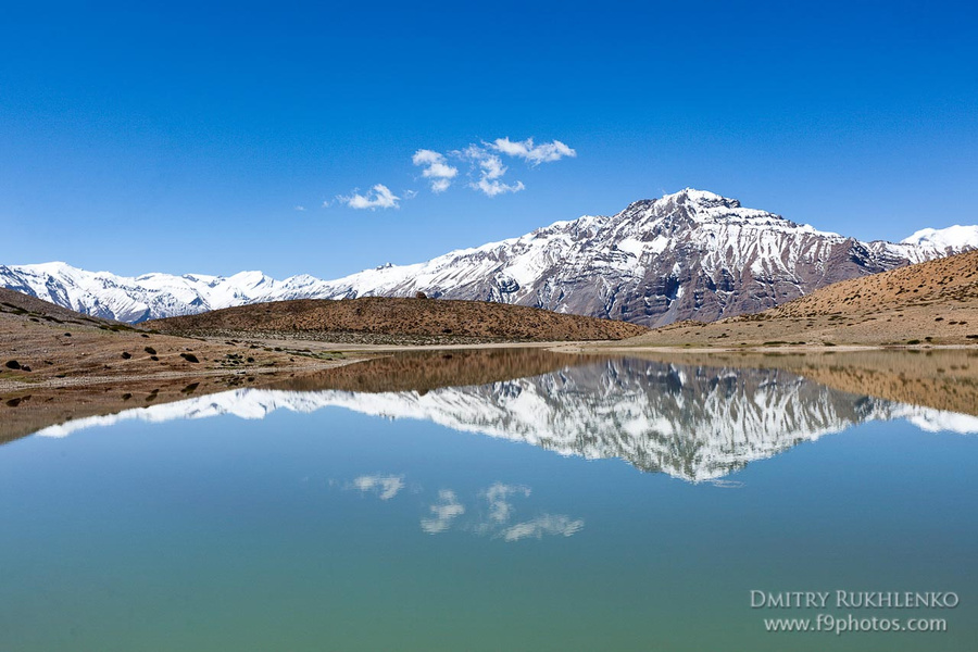 Красивейшее и спокойное озеро Данкар, долина Спити, Химачал Прадеш на высоте 4100, к которому приходится топать с высоты 3600, где расположен Данкарский монастырь, но оно того стоит. В первый раз я туда шел очень простуженным, поэтому дорогу до сих пор вспоминаю с ужасом. Но  оно того стоило... Индия