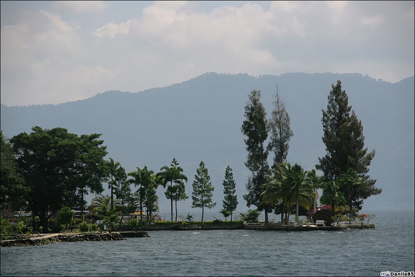 Крутые внешние берега озера. Остров Самосир, Индонезия