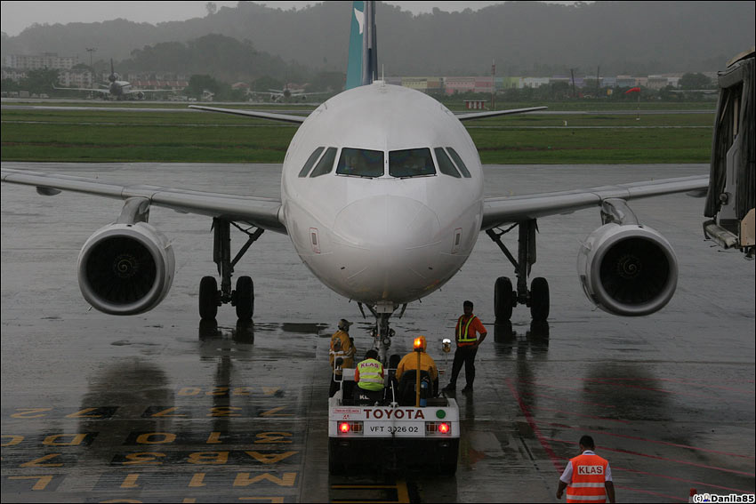 Всё начинается с вылета с Пинанга в Медан (Суматра, Индонезия). Брожу по залу ожидания и снимаю самолёты с удачных ракурсов. Остров Самосир, Индонезия