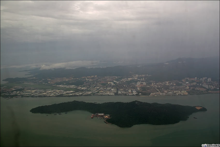 Прощальный взгляд на Пинанг. Слева аэропорт. Ближе к нам — маленький островок, на котором есть заброшенная колония для больных, кажется, туберкулёзом. Неинтересная. Остров Самосир, Индонезия