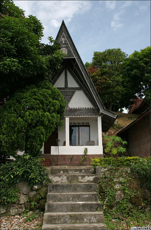 Гестхаусный домик современный, выглядящий примерно так: Остров Самосир, Индонезия
