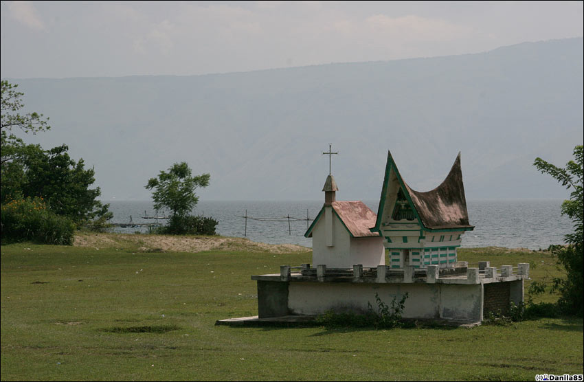 Батакские захоронения, микс христианства и местных традиций. Остров Самосир, Индонезия