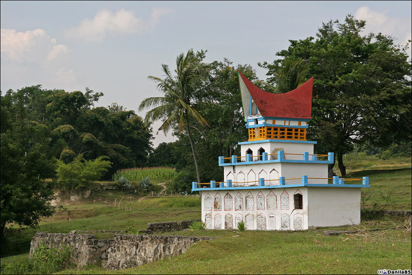 Часто такие сооружения стоят поодиночке на берегах озера. Остров Самосир, Индонезия