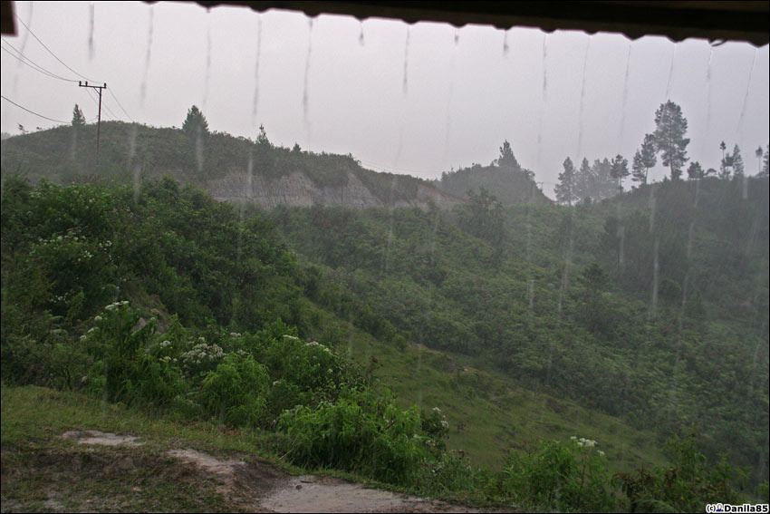 При объезде острова по периметру, в гористой части я попал в бурю. Остров Самосир, Индонезия