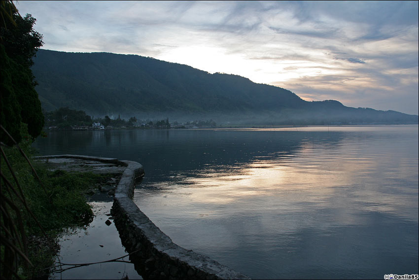 В отличие от моря, Солнце здесь никогда не садится в воду, а всегда пропадает за холмами. Остров Самосир, Индонезия