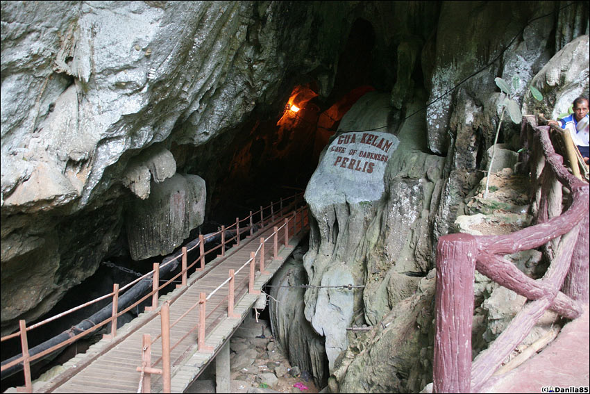 Выход с другой стороны скалы. Gua Kelam — это cave of darkness на бахасе, Perlis — название королевства — штата Малайзии. Каки-Букит, Малайзия