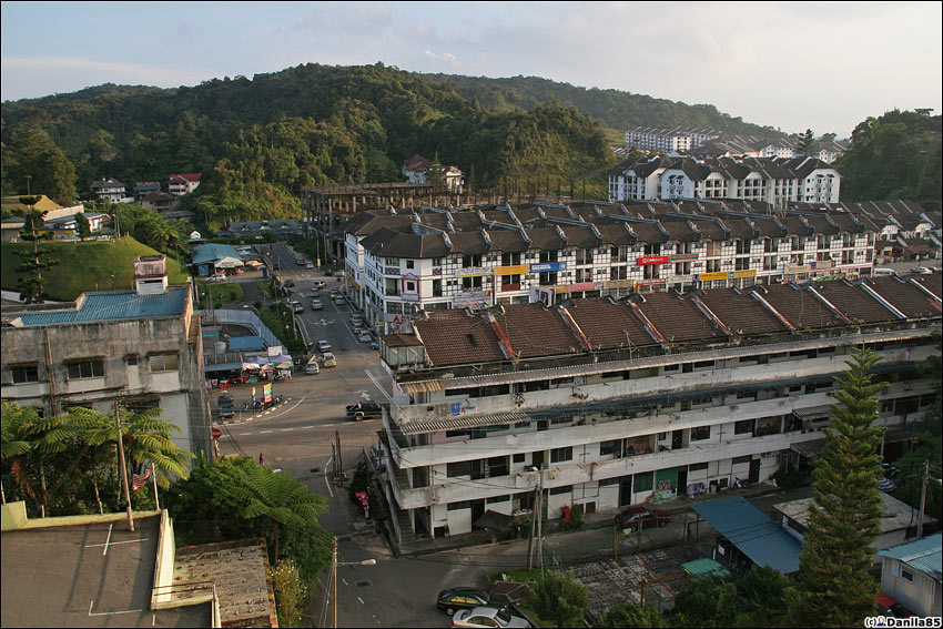 Городок, куда приезжает большинство туристов наполовину уметсился на этой фотке. Камерон-Хайлендс, Малайзия