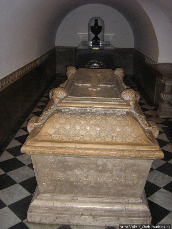 В Вавельском замке похоронены не только короли Польши, но и другие выдающиеся личности, например Адам Мицкевмч. Краков, Польша