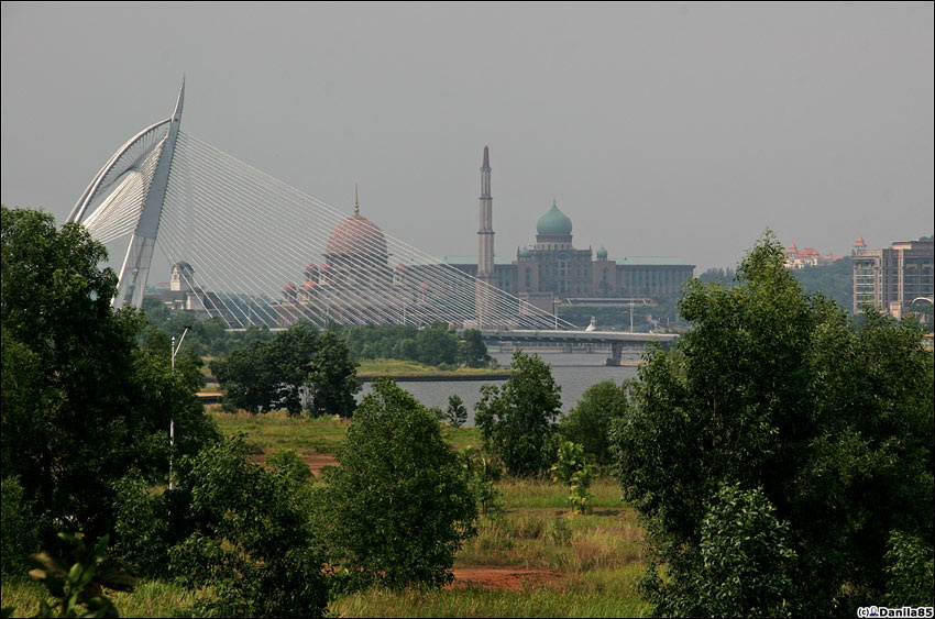 Вид на мечеть и резиденцию премьер-министра. Путраджая, Малайзия
