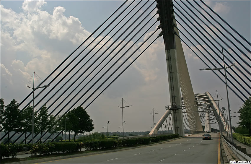 Первый мост на пути. Всего в городе 8 таких красивых мостов. Путраджая, Малайзия