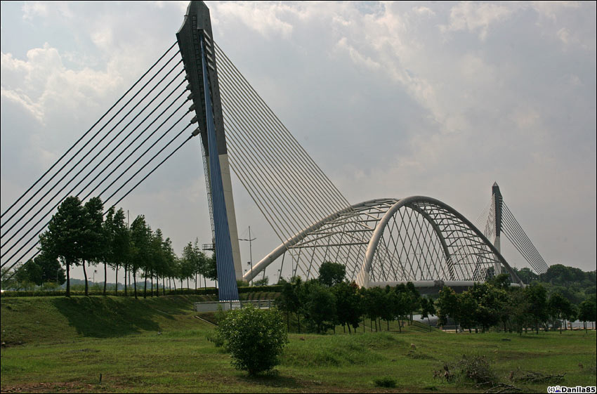 мост со стороны. Путраджая, Малайзия