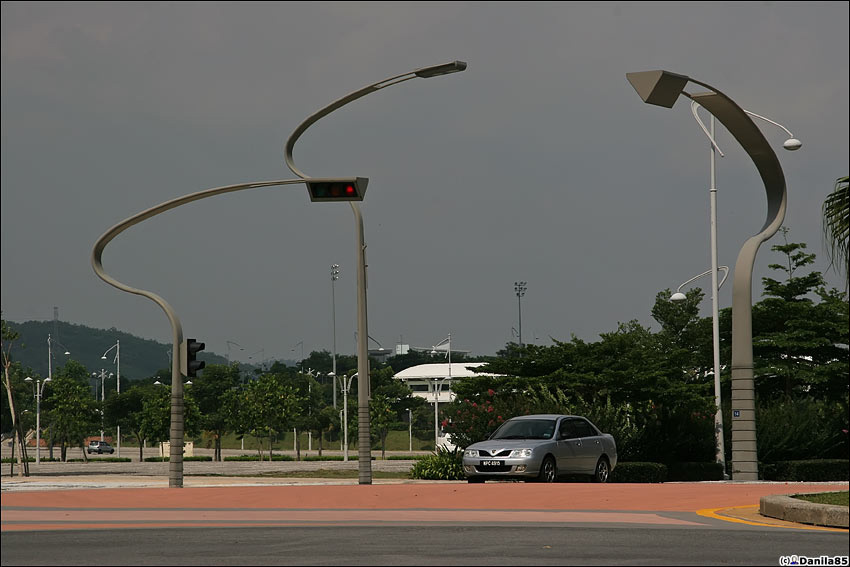 Дизайн! Лебедев нервно курит в сторонке.
Машина на светофоре — малазийский Proton. Путраджая, Малайзия
