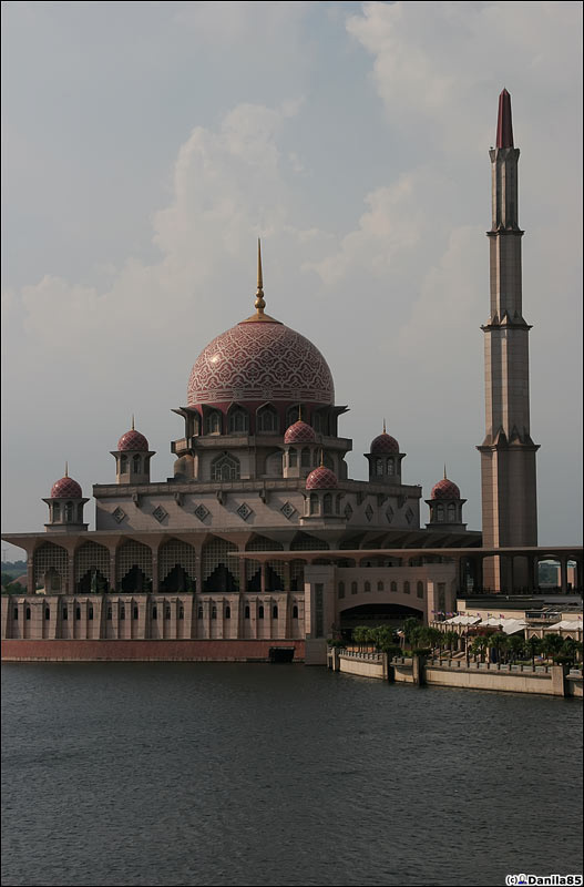 Огромная мечеть. Путраджая, Малайзия