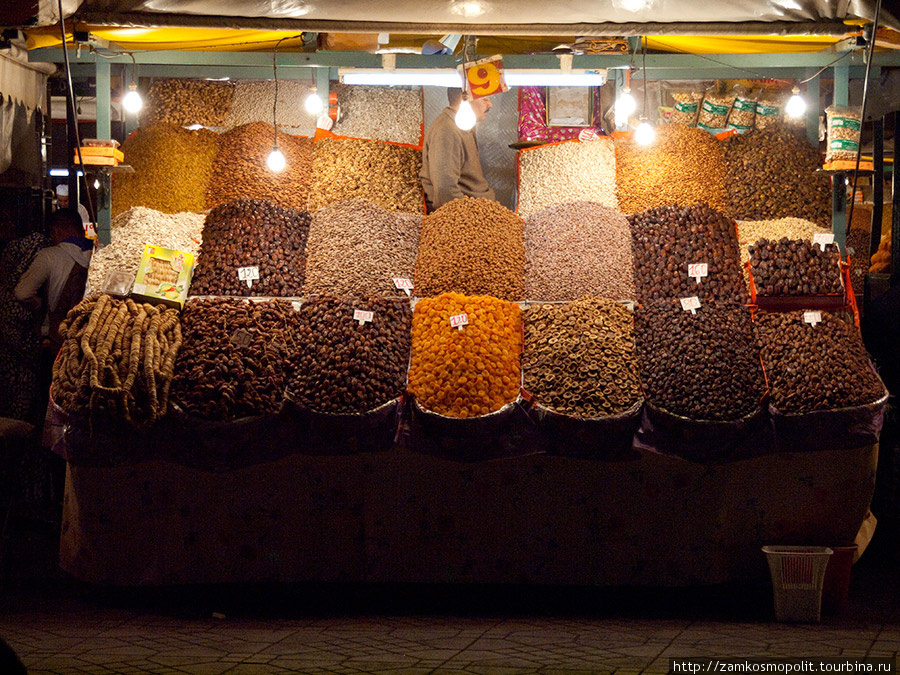 У продавцов сухофруктов цены, как мне показалось, раз в пять выше обычных рыночных. Марракеш, Марокко