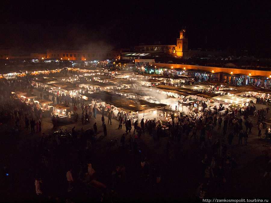 С наступлением сумерек на площади начинается основная движуха. Марракеш, Марокко