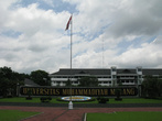 Университет Мухаммадия (главный вход и главный флаг)