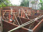За неделю, что я жил в Маланге, рядом наполовину построили целый дом (общежитие)