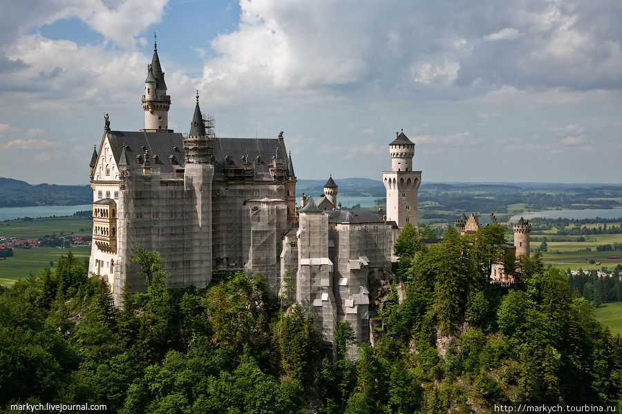 Замок Нойшванштайн расположен близ городка Фюссен на границе с Австрией, примерно в 100 км от Мюнхена. Земля Бавария, Германия