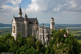 Замок Нойшванштайн расположен близ городка Фюссен на границе с Австрией, примерно в 100 км от Мюнхена.