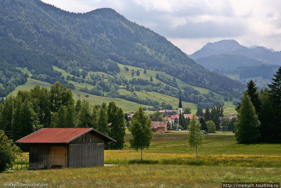 Рельеф южной Баварии слегка холмистый, а самая красота начинается непосредственно перед австрийской границей, когда перед глазами вырастают величественные Альпы. Земля Бавария, Германия