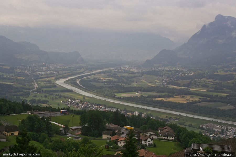В низине протекает Рейн, формируя естественную западную границу страны. Слева — Лихтенштейн, справа уже Швейцария. Кстати, Лихтенштейн не входит в Шенгенскую зону, вернее входит, но соглашение еще не вступило в силу. Но при этом страну можно посетить, имея на руках визу, выданную любой страной, входящей в Шенген. Лихтенштейн