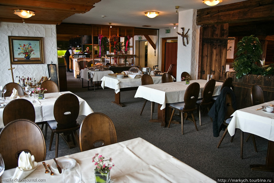 Основной зал оформлен в традиционном альпийском стиле: Лихтенштейн