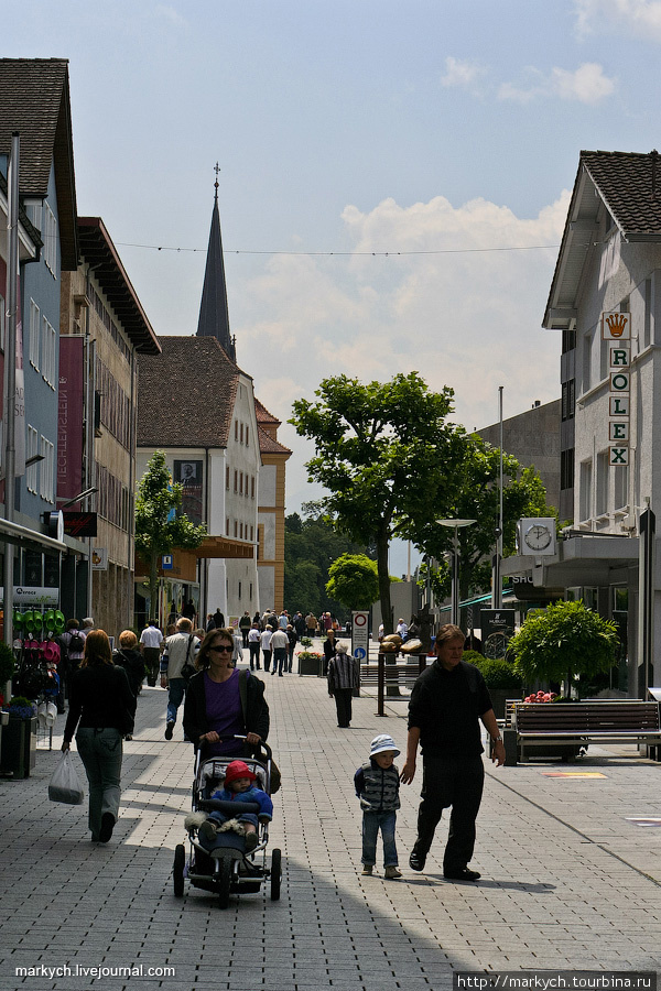 Затем мы направились в столицу страницы — город Вадуц. На самом деле городом его назвать сложно, население составляет всего 5100 человек. Лихтенштейн