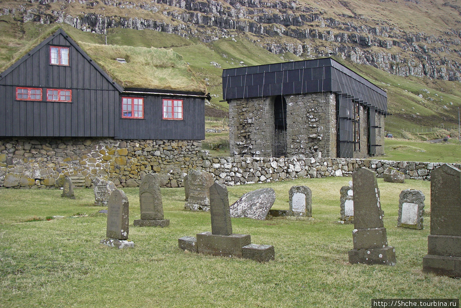 кладбище с плитами 13 века, справа самое старое из сохранившихся зданий Фарер. Фареры