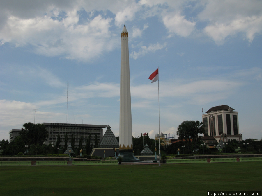 Главная Площадь — мемориал Героям Борьбы За Независимость (они и есть главные пахлаваны) Сурабайя, Индонезия