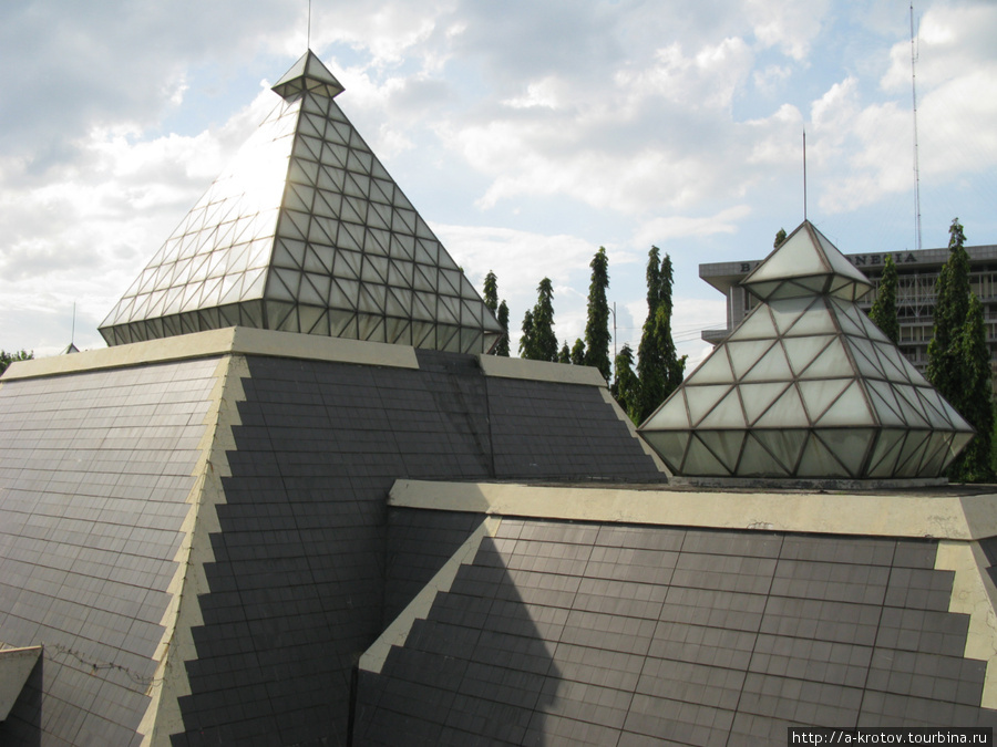 Пирамиды — но не египетские! А пахлаванские! В них — музей Сурабайя, Индонезия
