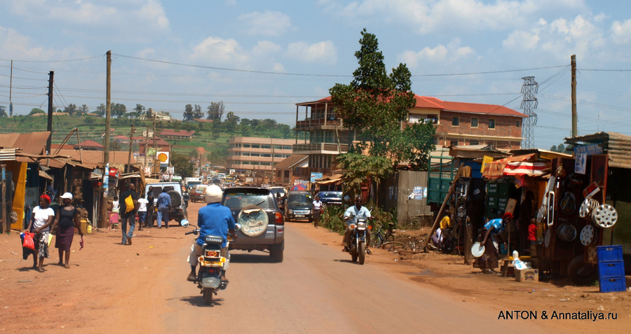 Обратите внимание на красный цвет земли Энтеббе, Уганда