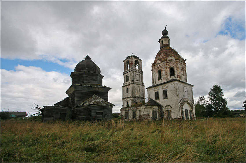 Церкви недалеко от парома. Ярославская область, Россия